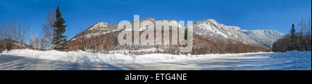 Vue panoramique sur le mont La Fayette de Rt. 93 sud, dans les Montagnes Blanches du New Hampshire. La neige recouvre le sol jusqu'à la s Banque D'Images