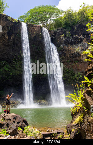 Tourist photographing Wailua Falls, Kauai, Hawaii, USA Banque D'Images