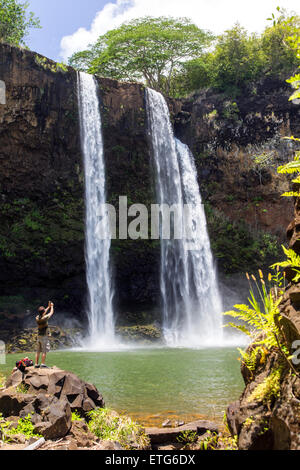 Tourist photographing Wailua Falls, Kauai, Hawaii, USA Banque D'Images