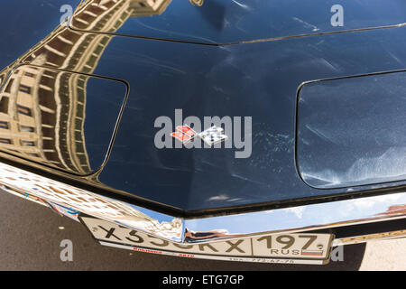 Moscou, Russie. 13 Juin, 2015. La quatrième Moskau Bosch Klassik old timer rallye automobile a commencé à partir de la place de la révolution et le Musée Historique d'État de Moscou. Beaucoup de vieilles et exotiques automobiles et motos a eu lieu dans certains cas. Les participants ont participé non seulement dans la conduite irréprochable le long de la tournée, mais ils avaient une autre occasion de tester leurs compétences de conduite à l'autodrome de la Garde nationale de la Fédération de Russie. Corvette Crédit : Alex's Pictures/Alamy Live News Banque D'Images