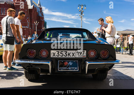 Moscou, Russie. 13 Juin, 2015. La quatrième Moskau Bosch Klassik old timer rallye automobile a commencé à partir de la place de la révolution et le Musée Historique d'État de Moscou. Beaucoup de vieilles et exotiques automobiles et motos a eu lieu dans certains cas. Les participants ont participé non seulement dans la conduite irréprochable le long de la tournée, mais ils avaient une autre occasion de tester leurs compétences de conduite à l'autodrome de la Garde nationale de la Fédération de Russie. Corvette Crédit : Alex's Pictures/Alamy Live News Banque D'Images