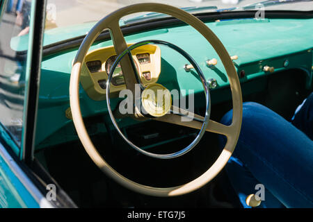 Moscou, Russie. 13 Juin, 2015. La quatrième Moskau Bosch Klassik old timer rallye automobile a commencé à partir de la place de la révolution et le Musée Historique d'État de Moscou. Beaucoup de vieilles et exotiques automobiles et motos a eu lieu dans certains cas. Les participants ont participé non seulement dans la conduite irréprochable le long de la tournée, mais ils avaient une autre occasion de tester leurs compétences de conduite à l'autodrome de la Garde nationale de la Fédération de Russie. 1969 Moskvitch 412 de la planche de bord - sancta simplicitas Crédit : Alex's Pictures/Alamy Live News Banque D'Images