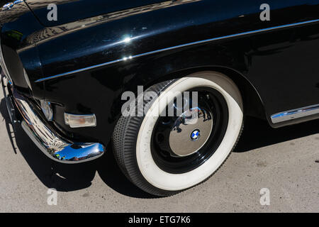 Moscou, Russie. 13 Juin, 2015. La quatrième Moskau Bosch Klassik old timer rallye automobile a commencé à partir de la place de la révolution et le Musée Historique d'État de Moscou. Beaucoup de vieilles et exotiques automobiles et motos a eu lieu dans certains cas. Les participants ont participé non seulement dans la conduite irréprochable le long de la tournée, mais ils avaient une autre occasion de tester leurs compétences de conduite à l'autodrome de la Garde nationale de la Fédération de Russie. Crédit d'élégance : Alex's Pictures/Alamy Live News Banque D'Images