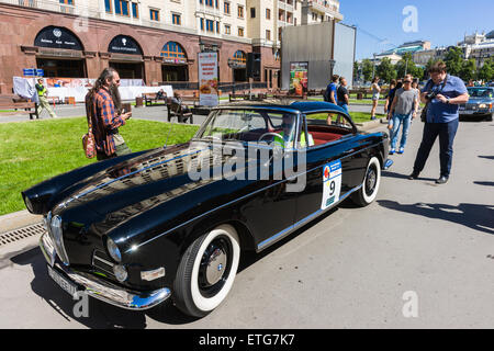 Moscou, Russie. 13 Juin, 2015. La quatrième Moskau Bosch Klassik old timer rallye automobile a commencé à partir de la place de la révolution et le Musée Historique d'État de Moscou. Beaucoup de vieilles et exotiques automobiles et motos a eu lieu dans certains cas. Les participants ont participé non seulement dans la conduite irréprochable le long de la tournée, mais ils avaient une autre occasion de tester leurs compétences de conduite à l'autodrome de la Garde nationale de la Fédération de Russie. Crédit d'élégance : Alex's Pictures/Alamy Live News Banque D'Images