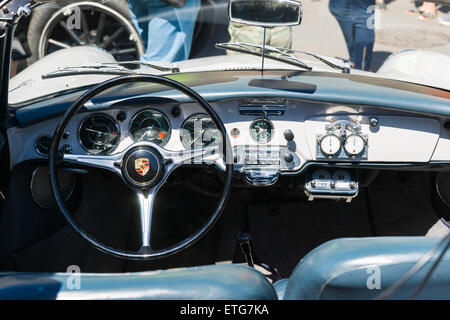 Moscou, Russie. 13 Juin, 2015. La quatrième Moskau Bosch Klassik old timer rallye automobile a commencé à partir de la place de la révolution et le Musée Historique d'État de Moscou. Beaucoup de vieilles et exotiques automobiles et motos a eu lieu dans certains cas. Les participants ont participé non seulement dans la conduite irréprochable le long de la tournée, mais ils avaient une autre occasion de tester leurs compétences de conduite à l'autodrome de la Garde nationale de la Fédération de Russie. Crédit : Porsche Alex's Pictures/Alamy Live News Banque D'Images