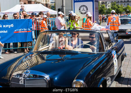 Moscou, Russie. 13 Juin, 2015. La quatrième Moskau Bosch Klassik old timer rallye automobile a commencé à partir de la place de la révolution et le Musée Historique d'État de Moscou. Beaucoup de vieilles et exotiques automobiles et motos a eu lieu dans certains cas. Les participants ont participé non seulement dans la conduite irréprochable le long de la tournée, mais ils avaient une autre occasion de tester leurs compétences de conduite à l'autodrome de la Garde nationale de la Fédération de Russie. Rendez-vous ! Crédit : Alex's Pictures/Alamy Live News Banque D'Images