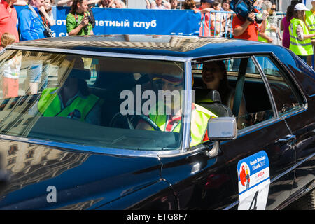 Moscou, Russie. 13 Juin, 2015. La quatrième Moskau Bosch Klassik old timer rallye automobile a commencé à partir de la place de la révolution et le Musée Historique d'État de Moscou. Beaucoup de vieilles et exotiques automobiles et motos a eu lieu dans certains cas. Les participants ont participé non seulement dans la conduite irréprochable le long de la tournée, mais ils avaient une autre occasion de tester leurs compétences de conduite à l'autodrome de la Garde nationale de la Fédération de Russie. Rendez-vous ! Crédit : Alex's Pictures/Alamy Live News Banque D'Images