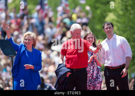 New York, USA. 13 Juin, 2015. Hillary Clinton, Bill Clinton, Chelsea Clinton et Marc Mezvinskyas (G à D) vagues aux partisans lors d'un rassemblement pour sa campagne présidentielle officielle à lancer quatre libertés Park sur Roosevelt Island à New York City, États-Unis, le 13 juin 2015. © Muzi Li/Xinhua/Alamy Live News Banque D'Images