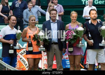 Halle Westfalen (Allemagne). 13 Jun, 2015. (De G à D) Michael Chang, Angelique Kerber, Ralf Weber (directeur de tournoi) Sabine Lisicki et Henri Leconte après le trophée des présentations. Ils avaient joué dans le trophée des Champions au début du Gerry Weber Open à Halle. Banque D'Images