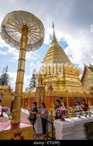 L'Asie. La Thaïlande, Chiang Mai. Wat Doi Suthep. Les Thaïlandais fervente photographié devant l'effigie du Roi. Banque D'Images
