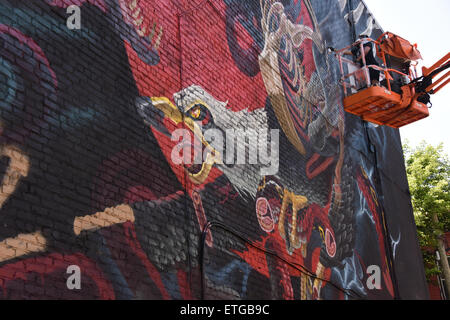 Montréal, Canada. 13 Juin, 2015. La murale est un public international art festival qui attire des artistes du monde entier. La fresque du festival vise à célébrer la créativité de la ville et de démocratiser l'art dans un contexte de rue.Peinture murale Festival se déroulera à Montréal du 4 juin au 14 juin 2015 cette année. Credit : Megapress/Alamy Live News Banque D'Images