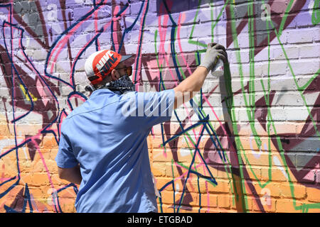 Montréal, Canada. 13 Juin, 2015. La murale est un public international art festival qui attire des artistes du monde entier. La fresque du festival vise à célébrer la créativité de la ville et de démocratiser l'art dans un contexte de rue.Peinture murale Festival se déroulera à Montréal du 4 juin au 14 juin 2015 cette année. Credit : Megapress/Alamy Live News Banque D'Images