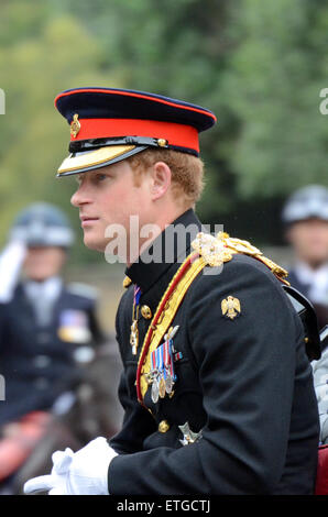 Le prince Harry en uniforme. Parade de la couleur dans le centre commercial. Londres