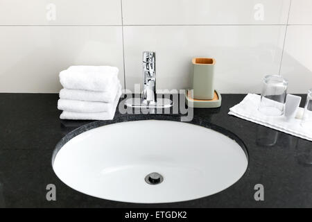 Lavabo de la salle de toilettes à l'intérieur resort Banque D'Images