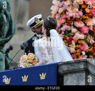 Stockholm, Suède. 13 Juin, 2015. La Suède est le prince Carl Philip bisous Princess Sofia après leur cérémonie de mariage au Palais de Stockholm à Stockholm, Suède, le 13 juin 2015. © Rob Schoenbaum/Xinhua/Alamy Live News Banque D'Images