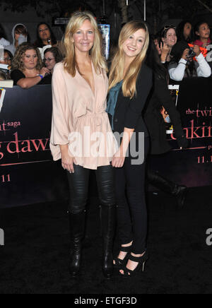 LOS ANGELES, CA - le 14 novembre 2011 : Heather Locklear & fille Ava Elizabeth Sambora lors de la première mondiale de "La Saga Twilight : Breaking Dawn - Part 1' lors de la Nokia Theatre, LOS ANGELES. Vivre dans le centre-ville de Los Angeles. Le 14 novembre 2011 Los Angeles, CA Banque D'Images