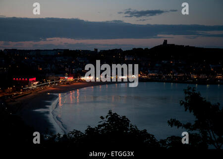 L'exploitation des sables bitumineux et la South Bay Scarborough au crépuscule, Yorkshire, UK Banque D'Images