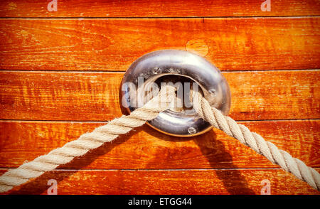 Yacht en bois aux tons Vintage background avec corde et hublot. Banque D'Images