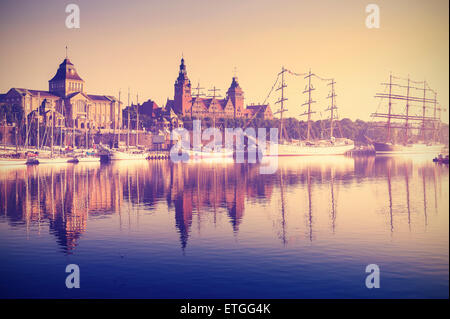 Retro Vintage photo aux couleurs de la marine à voile par remblai Chrobry au lever du soleil à Szczecin, Pologne. Banque D'Images