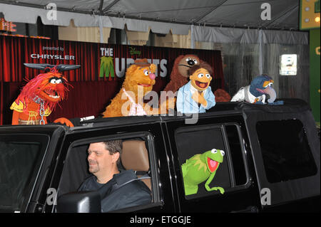 MISS PIGGY THE MUPPETS. WORLD PREMIERE HOLLYWOOD LOS ANGELES CALIFORNIA USA  12 November 2011 Stock Photo - Alamy