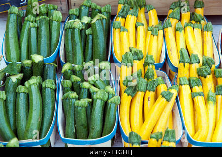 Courgettes vertes et jaunes sur un stand de marché en France Europe Banque D'Images