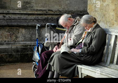 Vieux couple sittting sur un banc et dormir Banque D'Images