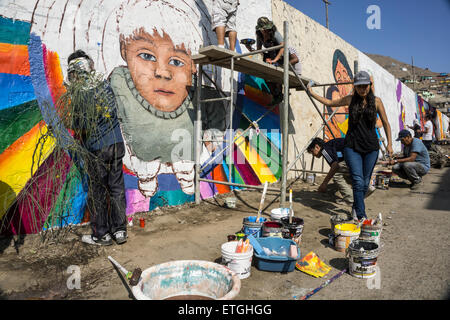 Peintures murales dans le district de Comas. Lima. Le Pérou. Banque D'Images