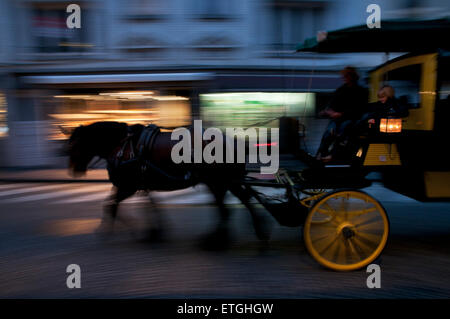 Transport de touristes en mouvement à Bruges, Belgique Europe Banque D'Images