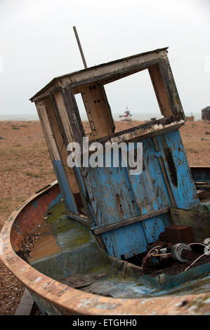 Vieux bateau désaffecté à plage de galets dormeur Angleterre Kent UK Europe Banque D'Images