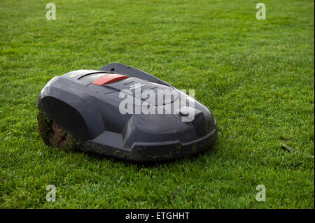 Robot tondeuse sur l'herbe Angleterre Angleterre Europe Banque D'Images