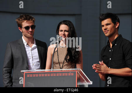 LOS ANGELES, CA - 3 NOVEMBRE 2012 : Robert Pattinson (à gauche), Kristen Stewart et Taylor Lautner à hand & footprint cérémonie à la Saga Twilight stars au Grauman's Chinese Theatre, à Hollywood. 3 novembre, 2011 Los Angeles, CA Banque D'Images