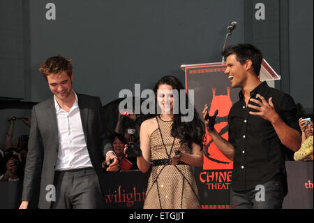 LOS ANGELES, CA - 3 NOVEMBRE 2012 : Robert Pattinson (à gauche), Kristen Stewart et Taylor Lautner à hand & footprint cérémonie à la Saga Twilight stars au Grauman's Chinese Theatre, à Hollywood. 3 novembre, 2011 Los Angeles, CA Banque D'Images