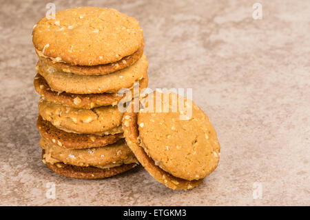 Une pile de beurre de cacahuète cookies faits maison rempli Banque D'Images