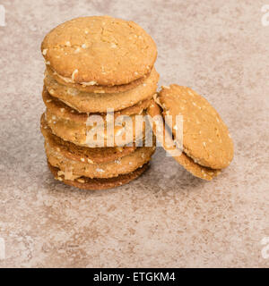 Une pile de beurre de cacahuète cookies faits maison rempli Banque D'Images