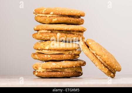 Une pile de beurre de cacahuète cookies faits maison rempli Banque D'Images