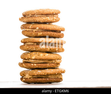 Une pile de rempli des biscuits sur un fond blanc Banque D'Images