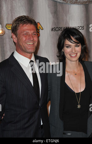 LOS ANGELES, CA - 15 octobre 2011 : 'Game of Thrones' stars Sean Bean & Lena Headey au 2011 Spike TV Scream Awards à Universal Studios, Hollywood. 15 octobre 2011 Los Angeles, CA Banque D'Images