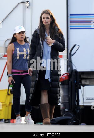 L'actrice Katie Holmes repéré pour la première fois pour un nouveau rôle en tant qu'elle représente une riche femme d'affaires sur l'ensemble de "Ray Donovan' en tournage à Pasadena Ca. Avec : Katie Holmes Où : Los Angeles, California, United States Quand : 18 Feb 2015 Cousart/JFXimages : Crédit/WENN.com Banque D'Images