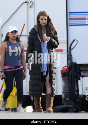 L'actrice Katie Holmes repéré pour la première fois pour un nouveau rôle en tant qu'elle représente une riche femme d'affaires sur l'ensemble de "Ray Donovan' en tournage à Pasadena Ca. Avec : Katie Holmes Où : Los Angeles, California, United States Quand : 18 Feb 2015 Cousart/JFXimages : Crédit/WENN.com Banque D'Images