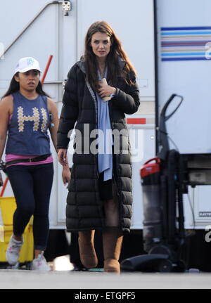 L'actrice Katie Holmes repéré pour la première fois pour un nouveau rôle en tant qu'elle représente une riche femme d'affaires sur l'ensemble de "Ray Donovan' en tournage à Pasadena Ca. Avec : Katie Holmes Où : Los Angeles, California, United States Quand : 18 Feb 2015 Cousart/JFXimages : Crédit/WENN.com Banque D'Images