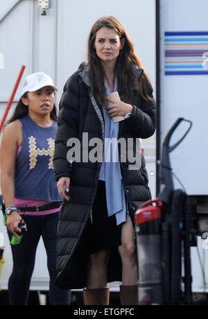 L'actrice Katie Holmes repéré pour la première fois pour un nouveau rôle en tant qu'elle représente une riche femme d'affaires sur l'ensemble de "Ray Donovan' en tournage à Pasadena Ca. Avec : Katie Holmes Où : Los Angeles, California, United States Quand : 18 Feb 2015 Cousart/JFXimages : Crédit/WENN.com Banque D'Images