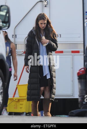 L'actrice Katie Holmes repéré pour la première fois pour un nouveau rôle en tant qu'elle représente une riche femme d'affaires sur l'ensemble de "Ray Donovan' en tournage à Pasadena Ca. Avec : Katie Holmes Où : Los Angeles, California, United States Quand : 18 Feb 2015 Cousart/JFXimages : Crédit/WENN.com Banque D'Images