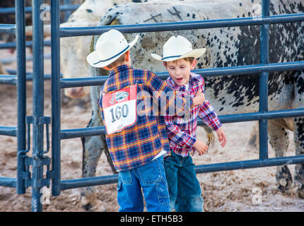 Deux jeunes cow-boys qui participent à l'Helldorado days , un rodéo professionnel qui a eu lieu à Las Vegas, Nevada Banque D'Images