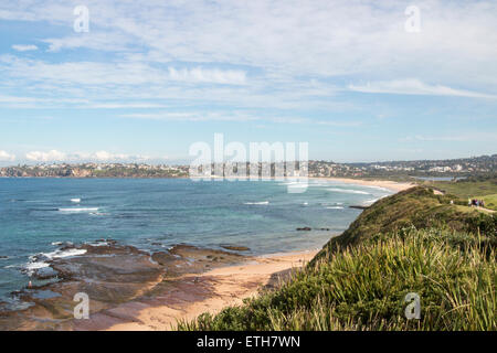 En regardant vers le sud le long de la plage de corail vers Dee Pourquoi, plages du nord de Sydney, Australie Banque D'Images