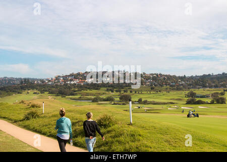 En regardant vers le sud le long de Long Reef golf course vers une zone résidentielle de récifs, plages du nord de Sydney, Australie Banque D'Images