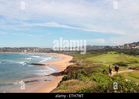 En regardant vers le sud le long de Long Reef Beach et reef golf course vers Dee Pourquoi, plages du nord de Sydney, Australie Banque D'Images