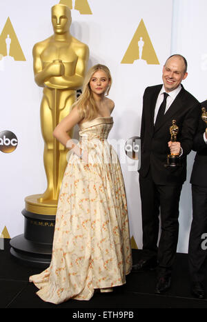 La 87e Oscars annuelle tenue au Kodak Theater - Salle de presse : Chloe Grace Moretz, Paul Franklin Où : Los Angeles, California, United States Quand : 22 Mar 2015 Crédit : Adriana Barraza M./WENN.com Banque D'Images