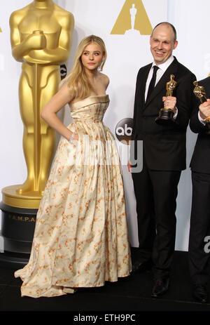 La 87e Oscars annuelle tenue au Kodak Theater - Salle de presse : Chloe Grace Moretz, Paul Franklin Où : Los Angeles, California, United States Quand : 22 Mar 2015 Crédit : Adriana Barraza M./WENN.com Banque D'Images