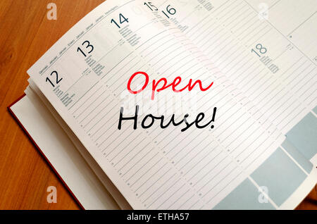 Le bloc-notes d'affaires sur table en bois concept maison ouverte Banque D'Images