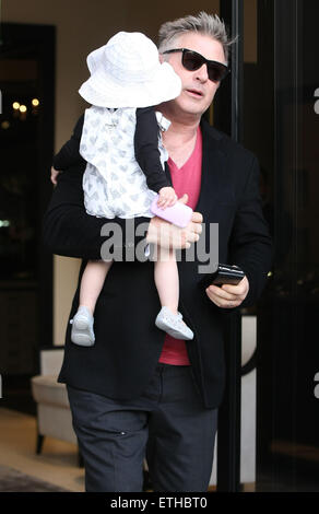 Alec Baldwin bénéficiant d''une journée en famille avec sa future épouse Hilaria et sa petite fille Carmen à Beverly Hills avec : Alec Baldwin, Carmen Baldwin Où : Los Angeles, California, United States Quand : 23 Mar 2015 Crédit : Sharppix/WENN.com Banque D'Images